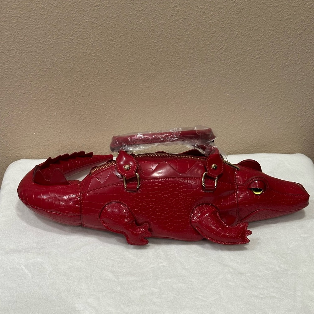 Red Alligator-Shaped Handbag - Picture 2 of 6